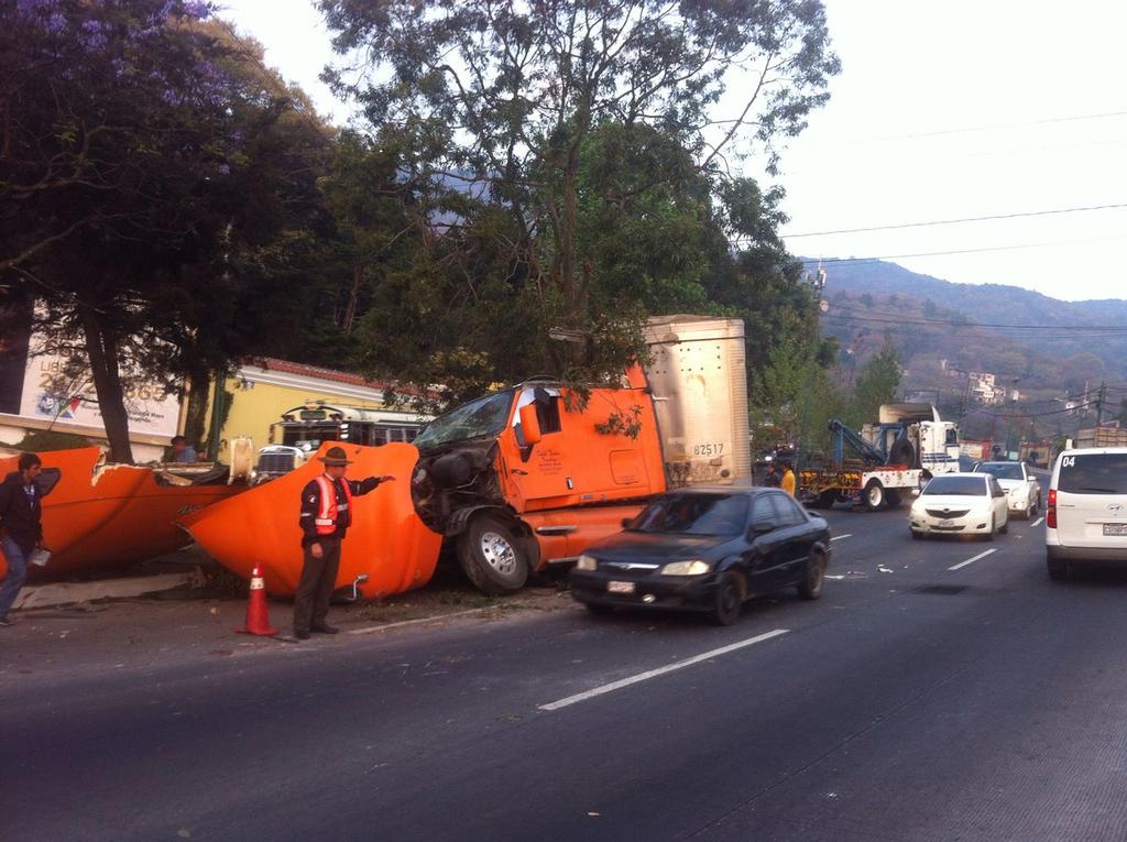Un tráiler se estrelló en el kilómetro 20 de la ruta Interamericana, lo que complicó el paso de vehículos hacia la capital. (Foto Prensa Libre: Provial)