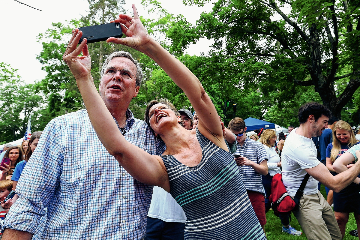 El precandidato republicano, Jeb Bush, se toma una selfie con una simpatizante durante una actividad en Florida. (Foto Prensa Libre: AP).