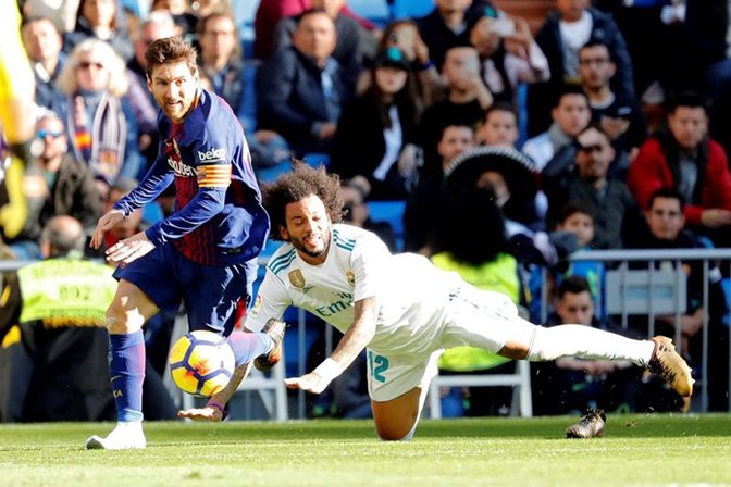 Leo Messi perdió el botín al pelear un balón con Marcelo. (Foto Prensa Libre: EFE)