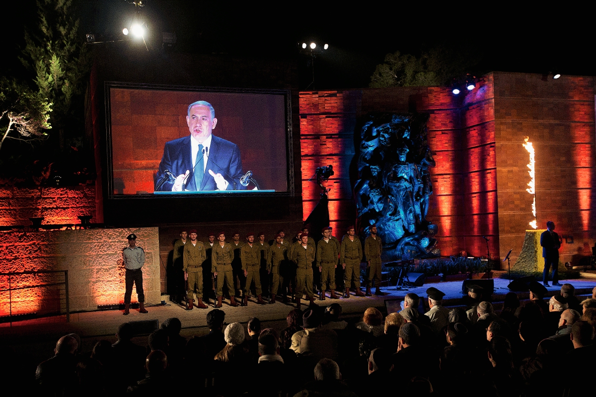 El primer ministro israelí, Benjamin Netanyahu  participa en la ceremonia del Holocausto. (Foto prensa Libre:AP)