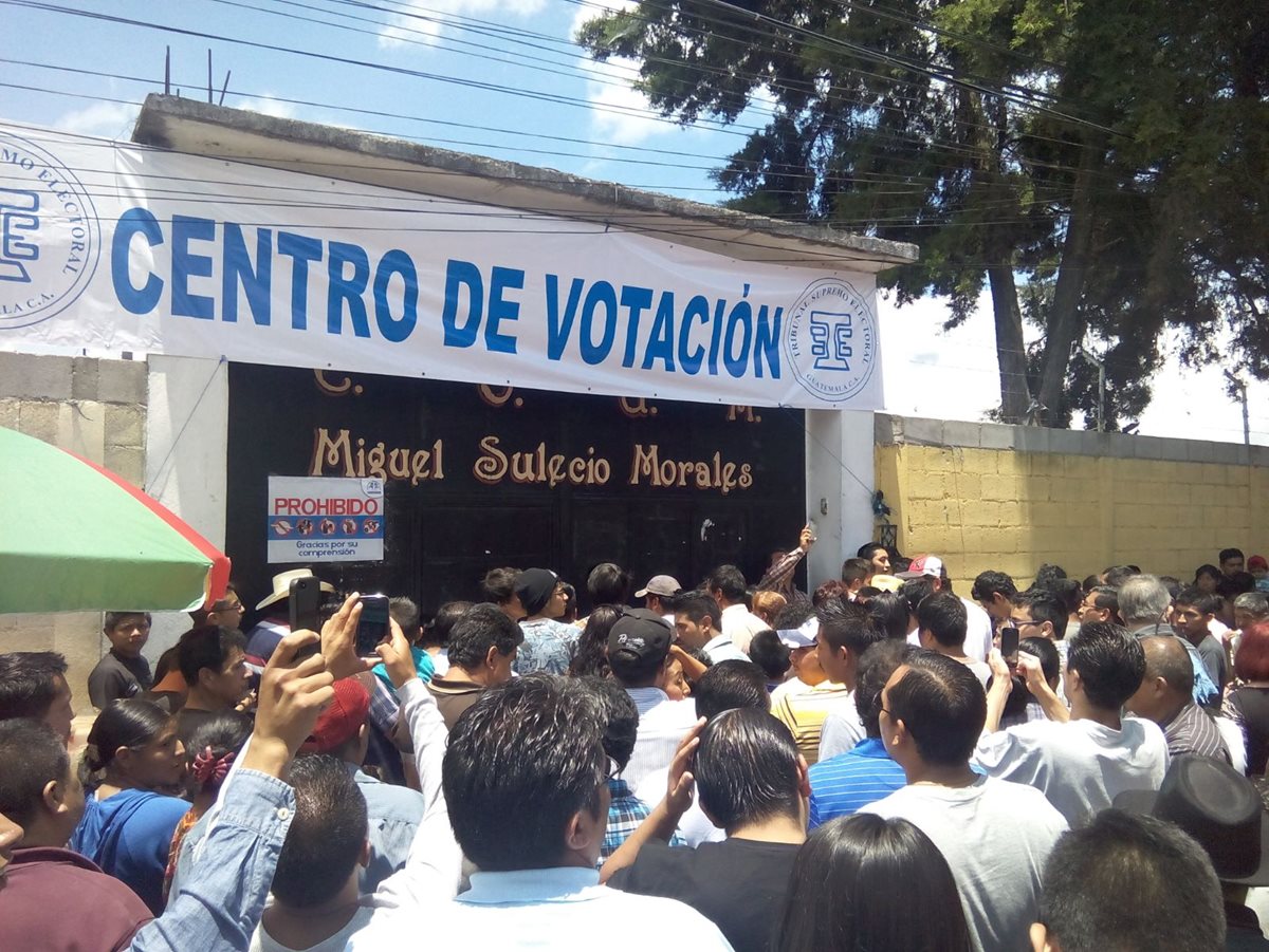 Vecinos de El Tejar, Chimaltenango, amenazan con derribar puertas de la escuela Miguel Sulecio Morales, que fue cerrado por disturbios. (Foto Prensa Libre)