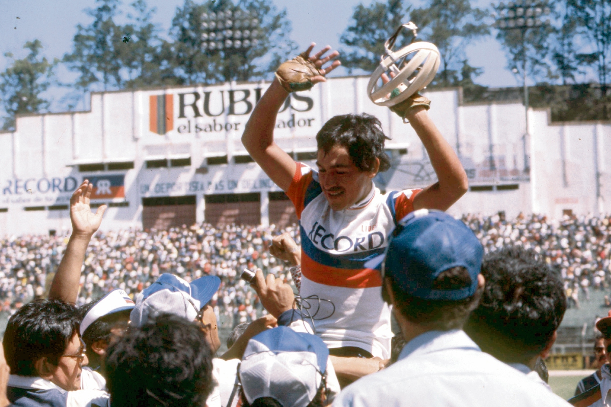 Roberto Edin Nova es cargado en hombros en el estadio Mateo Flores donde , se coronó campeón de la 26 vuelta. (Foto Carlos Morales Chacon)