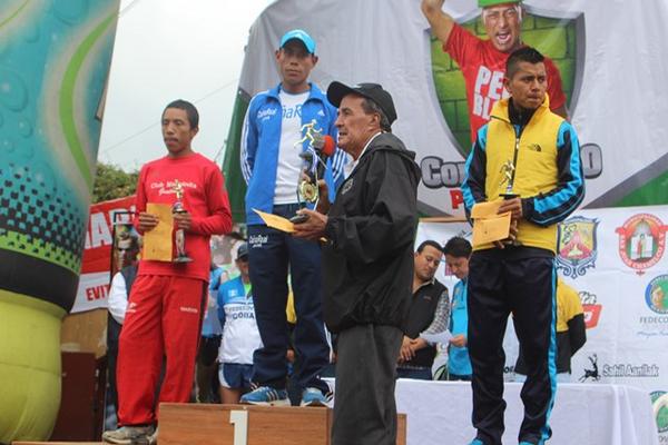 José María Caal -de chumpa azul, en el podio- recibe el trofeo al primer lugar de la carrera Mus Mus Hab, en San Juan Chamelco, Alta Verapaz. (Foto Prensa Libre: Ángel Martín Tax)<br _mce_bogus="1"/>