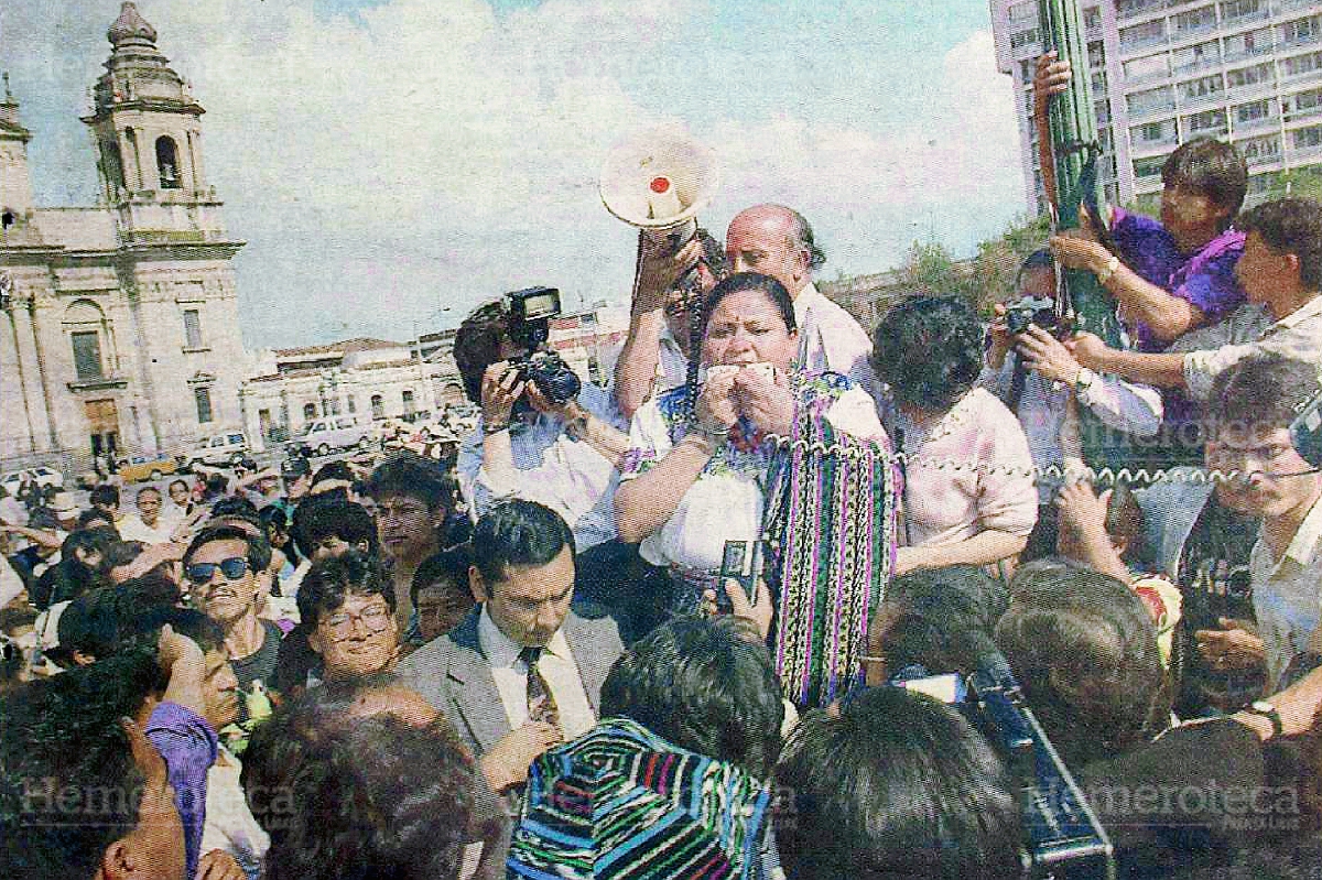 Rigoberta Menchú frente al Palacio Nacional. (Foto: Hemeroteca PL)