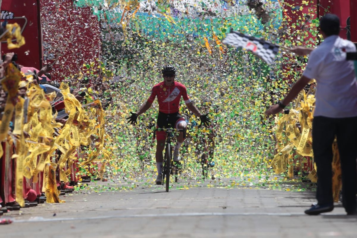 Alonso Gamero comienza su celebración después de ganar la novena etapa de la 58 Vuelta a Guatemala. (Foto Prensa Libre: Norvin Mendoza)