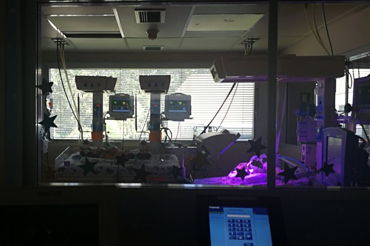 Los siameses Pedro y Augusto se encuentran en el área de alto riesgo 1, de Neonatología del Hospital Roosevelt. (Foto Prensa Libre: Ana Lucía Ola)