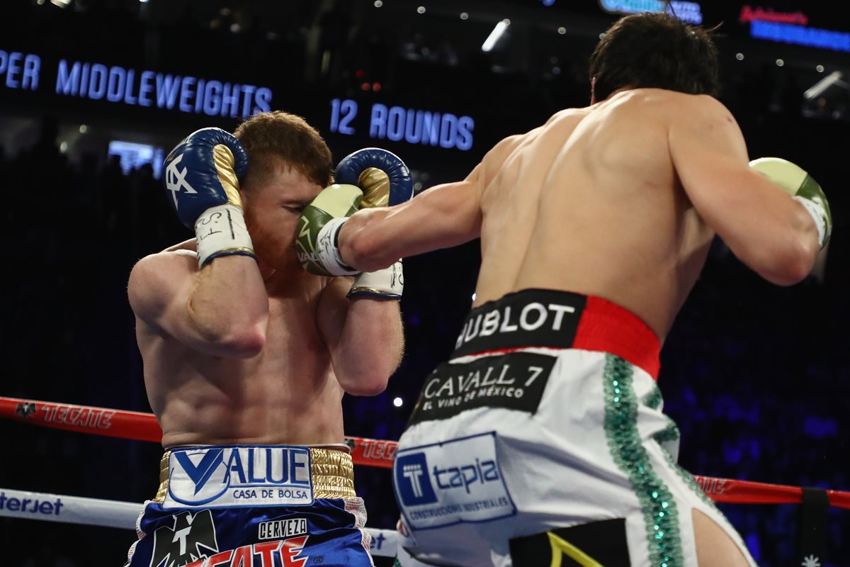 Julio César Chávez Jr. intenta dar un golpe a Canelo Álvarez.