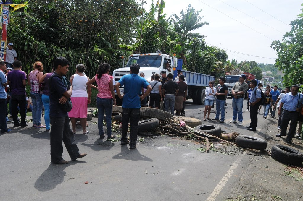 Vecinos de Colomba, Quetzaltenango, bloquean ruta para presionar porque se repitan elecciones a alcalde. (Foto Prensa Libre: Alexánder Coyoy)