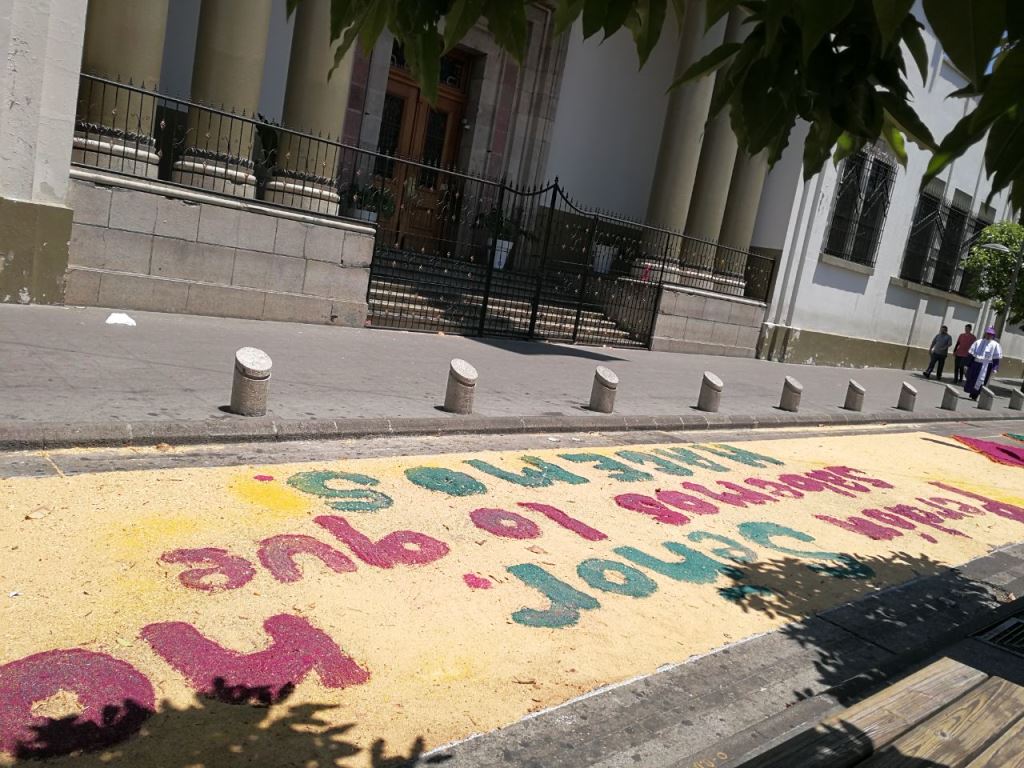 Esta alfombra tenía un mensaje para la administración de gobierno de Jimmy Morales. (Foto Prensa Libre: José Dávila)