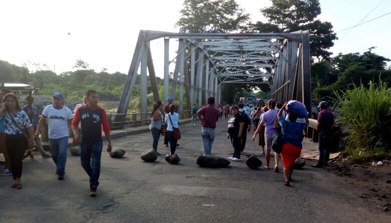 El puente Castillo Armas, en Santa Cruz Muluá, Retalhuleu, es uno de los puntos bloqueados. (Foto Prensa Libre: Christian Icó)