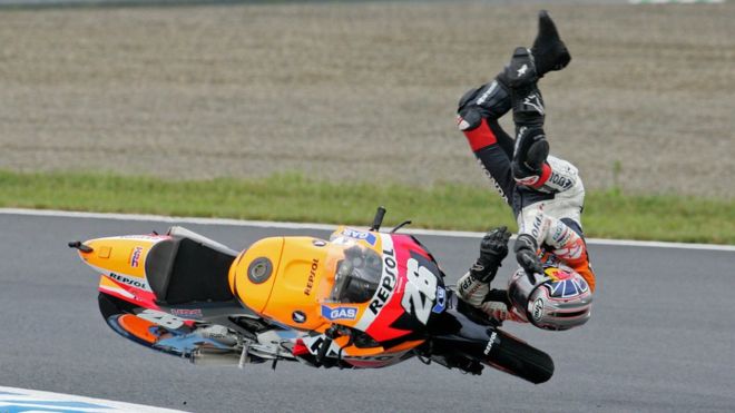 La caída en Motegi no fue la primera que sufrió Pedrosa en el circuito japonés, donde también sufrió un accidente en 2007. (Foto Prensa Libre: AFP)