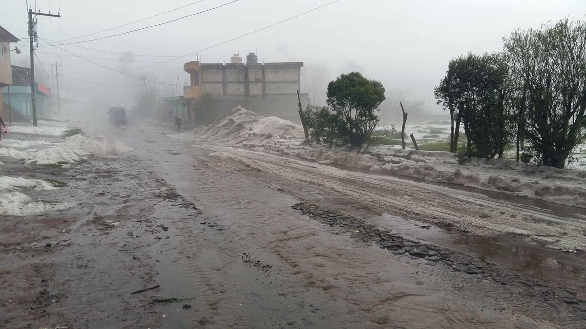 La calle principal de Chajabal, San Andrés Xecul, Totonicapán, quedó cubierta por granizo. (Foto Prensa Libre: Cortesía Rigo Chan)