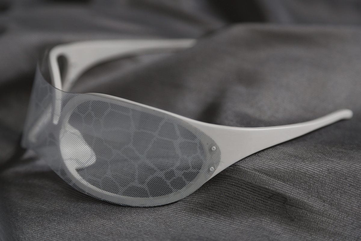 Las gafas PrivacyVisor, son capaces de bloquear las funciones de reconocimiento facial empleadas por cámaras digitales y programas informáticos. (Foto Prensa Libre: EFE)