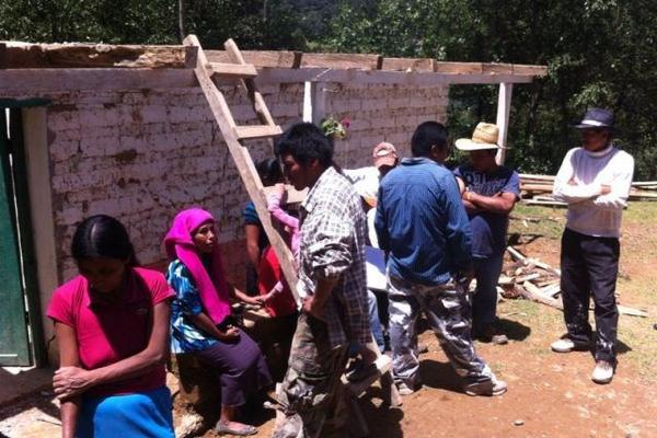 Personas permanecen junto a una de las viviendas dañadas en Tacaná, San Marcos. (Foto Prensa Libre: Aroldo Marroquín) <br _mce_bogus="1"/>