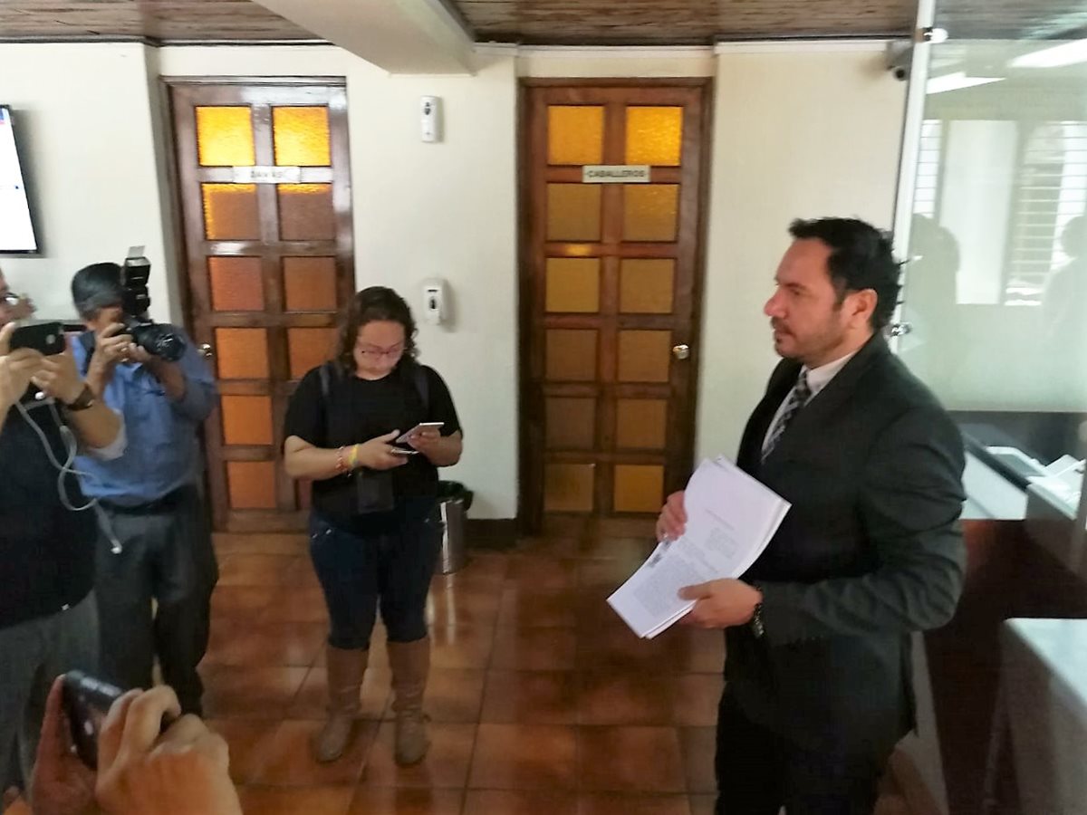 El presidente de la Cámara de Medios de Comunicación, Rodolfo jiménez muestra el documento de la acción presentada. (Foto Prensa Libre: Manuel Hernández)
