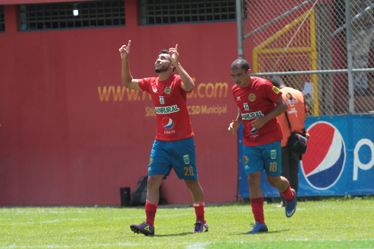 Danilo Guerra festeja luego de anotar el penalti a favor de los rojos. (Foto Prensa Libre: Norvin Mendoza)