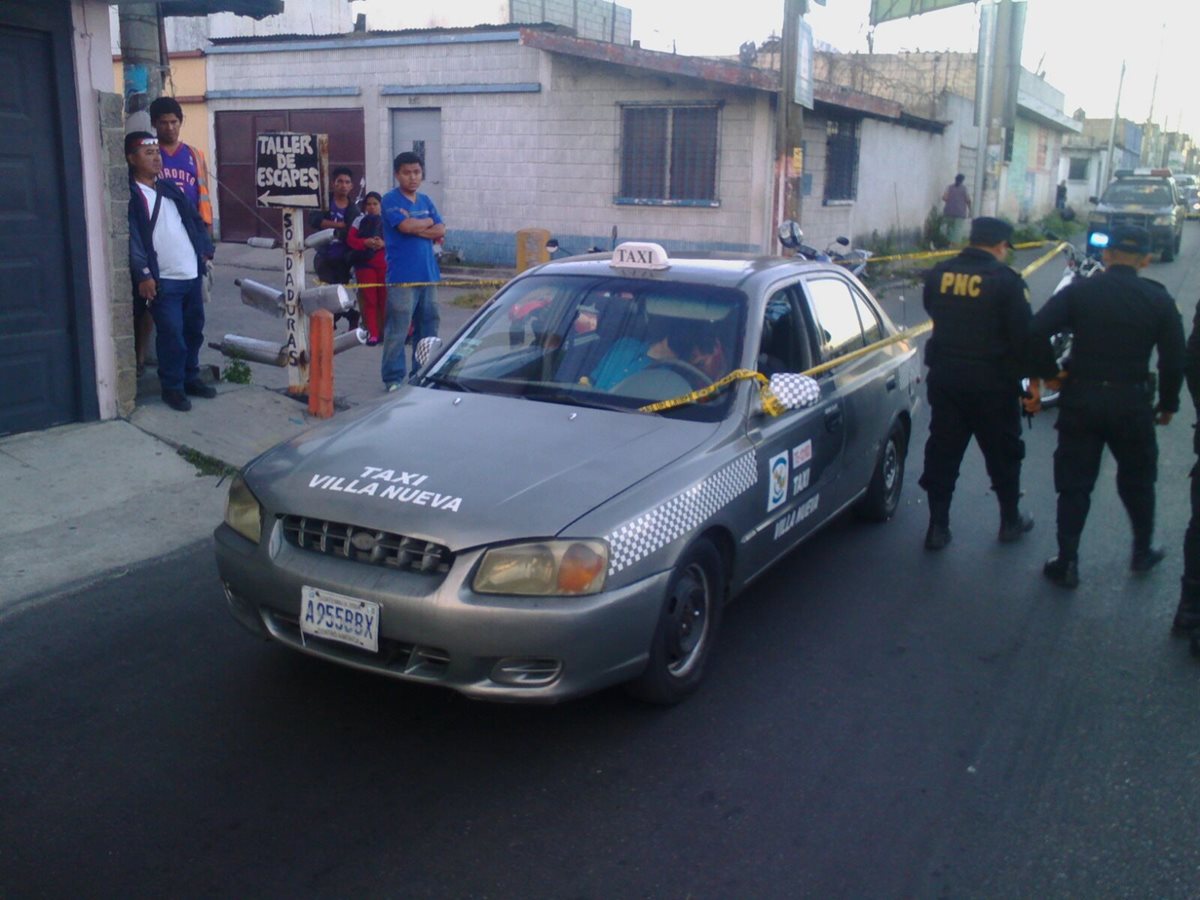 Los dos murieron a balazos adentro del vehículo de alquiler en Villa Nueva.(Foto Prensa Libre: Cortesía)