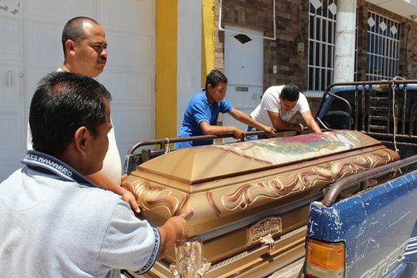 Empleados de una funeraria de Jutiapa entregan a familiares el cadáver de Óscar Martínez Ramos, quien supuestamente murió por una golpiza. (Foto Prensa Libre: Óscar González) <br _mce_bogus="1"/>