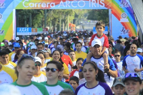 Miles de personas participan en la carrera del Arco Iris 2014, cuyo recorrido es de cinco kilómetros. Los fondos recaudados se destinan a la Fundación Ayúdame a Vivir, que atiende a niños que padecen cáncer, según organizadores de la actividad.