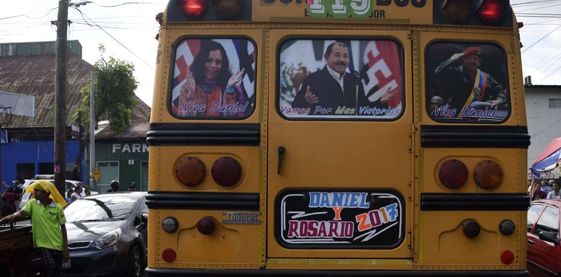 Un autobús con propaganda política de Ortega y su esposa transita en Managua, capital de Nicaragua. (Foto Prensa Libre: AFP)