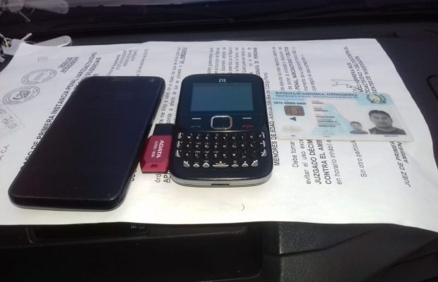 Las autoridades incautaron dos teléfonos y una memoria usb a Choc. (Foto Prensa Libre: MP)