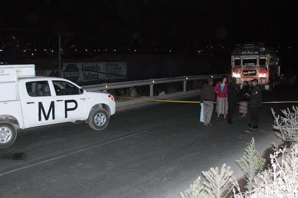 PNC resguarda el lugar donde el conductor fue asesinado a balazos. (Foto Prensa Libre: Carlos Ventura)