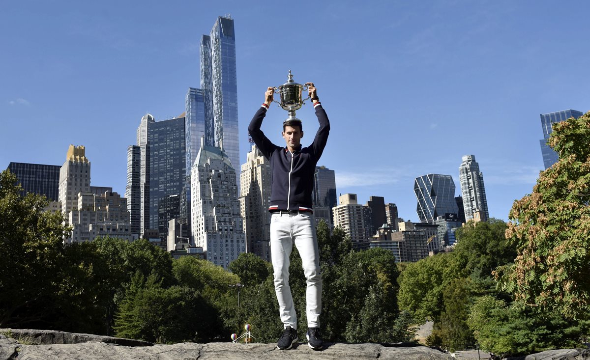 Djokovic luce el trofeo de campeón del Abierto de Estados Unidos. (Foto Prensa Libre: EFE).