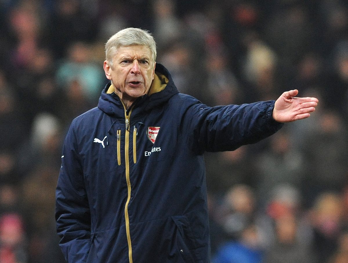 El técnico del Arsenal, Arsene Wenger, tienen en el primer lugar al su equipo, pero es perseguido por el Leicester. (Foto Prensa Libre: AP)