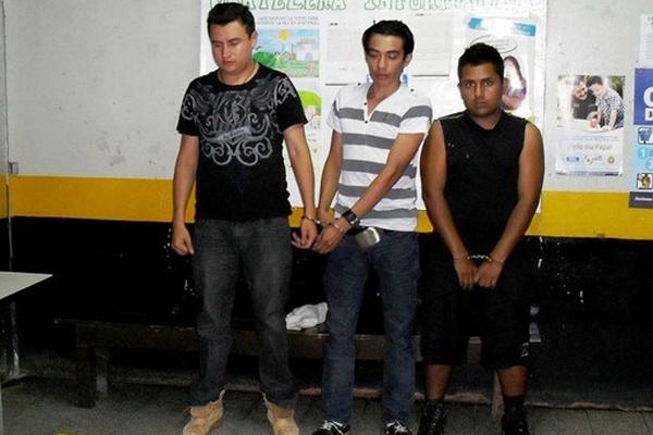 Los tres capturados, sindicados de asalto, permanecen en una subestación policial de Cuilapa. (Foto Prensa Libre: Oswaldo Cardona) <br _mce_bogus="1"/>