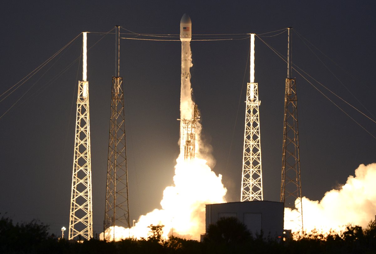 SpaceX fracasó el viernes en su intento de hacer aterrizar suavemente el cohete Falcon 9. (Foto Prensa Libre: AP).