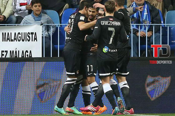 El mexicano Carlos Vela celebra el gol del triunfo del Real Sociedad contra el Málaga. (Foto Prensa Libre: EFE)