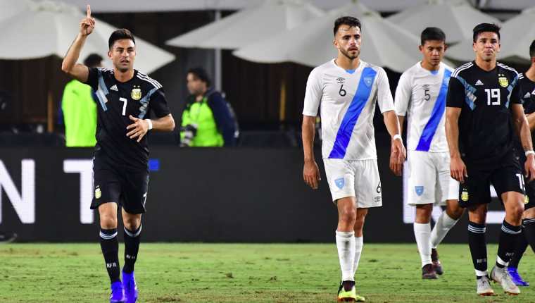 Gonzalo Martínez celebró así el primer tanto de la selección de Argentina. (Foto Prensa Libre: AFP)
