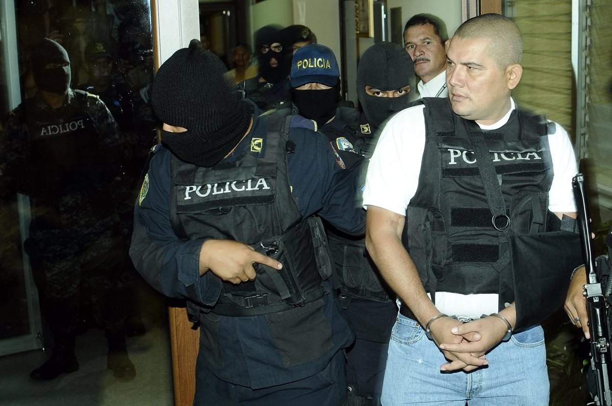 Mario Ponce sale de una audiencia en Honduras en mayo de 2011. (Foto Prensa Libre: EFE/Archivo).