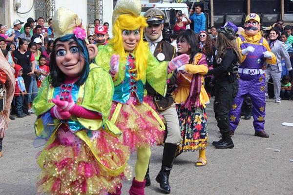Convite recorre una de las calles de El Tejar, Chimaltenango. (Foto Prensa Libre: José Rosales) <br _mce_bogus="1"/>