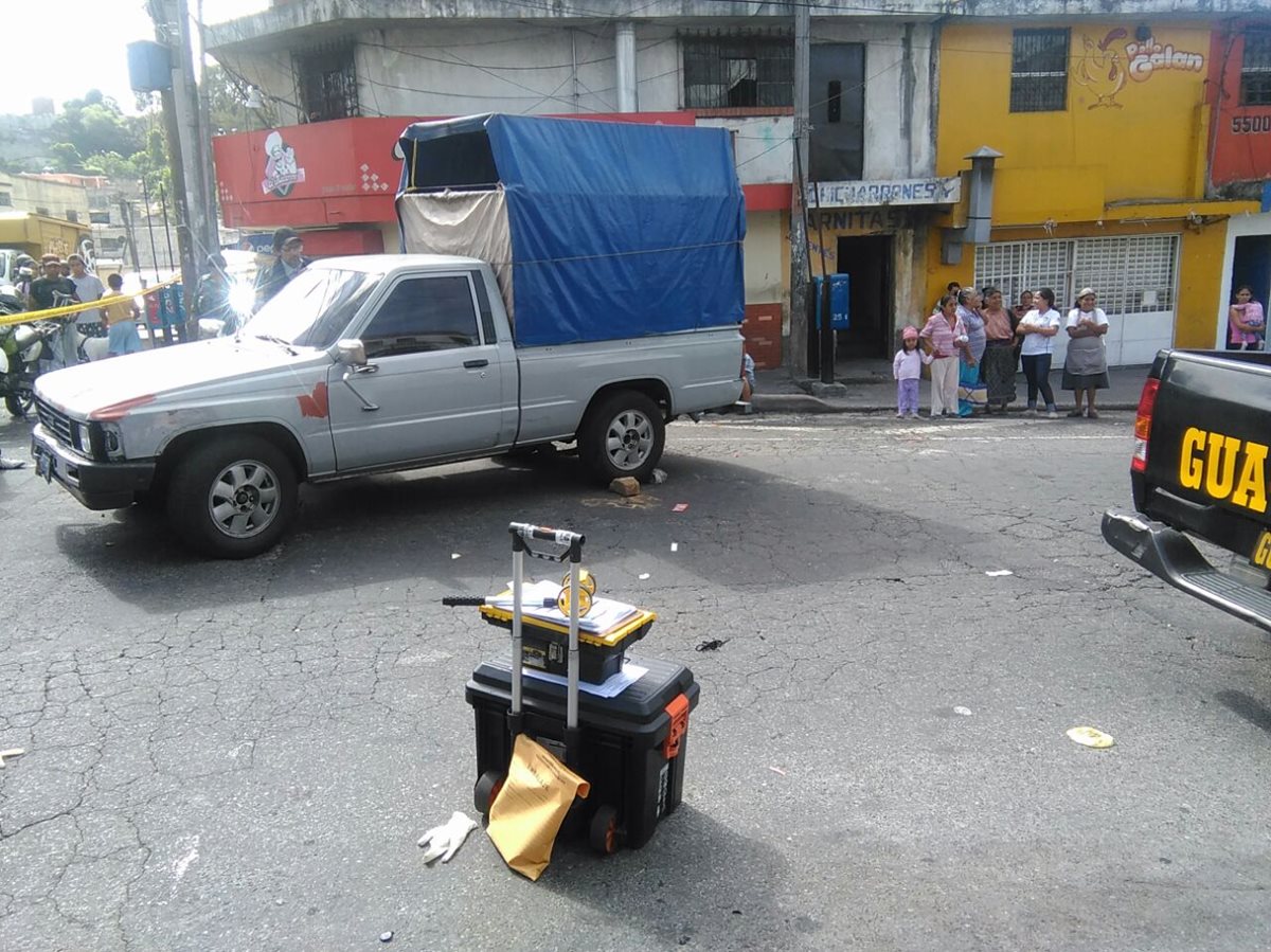 El picop de Tranquilino Montesinos quedó a media calle, en el extremo de buses de la colonia Maya, zona 18. (Foto Prensa Libre: Estuardo Paredes)