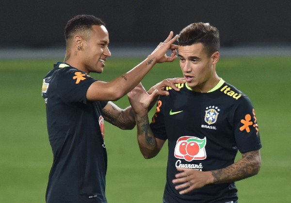 Neymar y Coutinho durante al práctica de la Selección de Brasil en Lima. (Foto Prensa Libre: AFP).