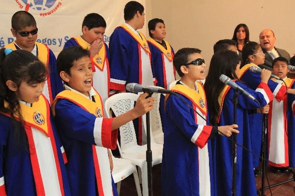 Un grupo de no videntes le canta a Santa Lucía en su día.
