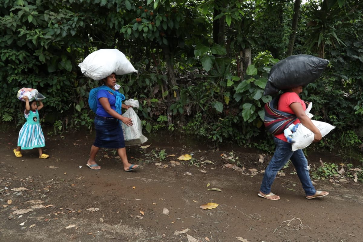Pobladores de localidades de Yepocapa reciben víveres donados en diferentes centros de acopio. (Foto Prensa Libre: Esbin García)