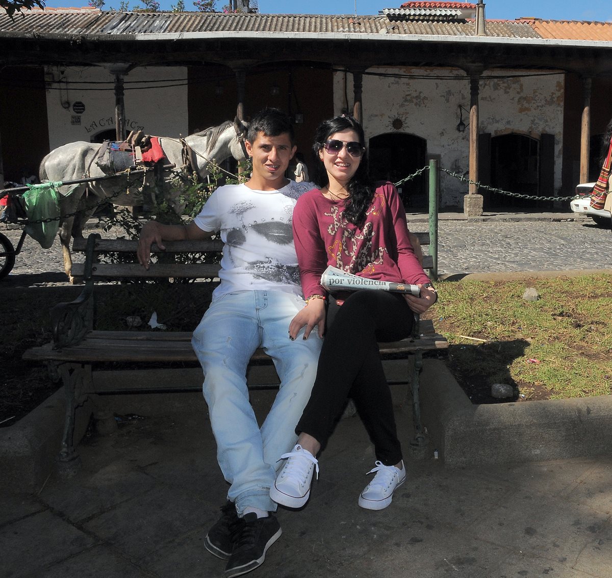 Alejandro Díaz posa junto a su novia Yamila Miño en el parque de Antigua Guatemala. (Foto Prensa Libre: Carlos Vicente)