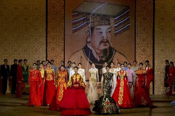 Los dorados y rojos predominaron en el arranque de la Semana de la Moda en China. (Foto Prensa Libre: AP)<br _mce_bogus="1"/>