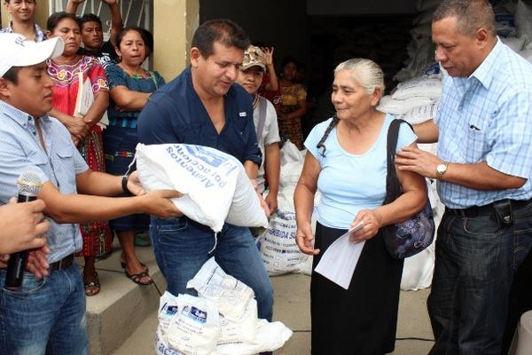 Personal de comuna de Joyabaj y de otras instituciones entregan alimentos a pobladores. (Foto Prensa Libre: Óscar Figueroa)