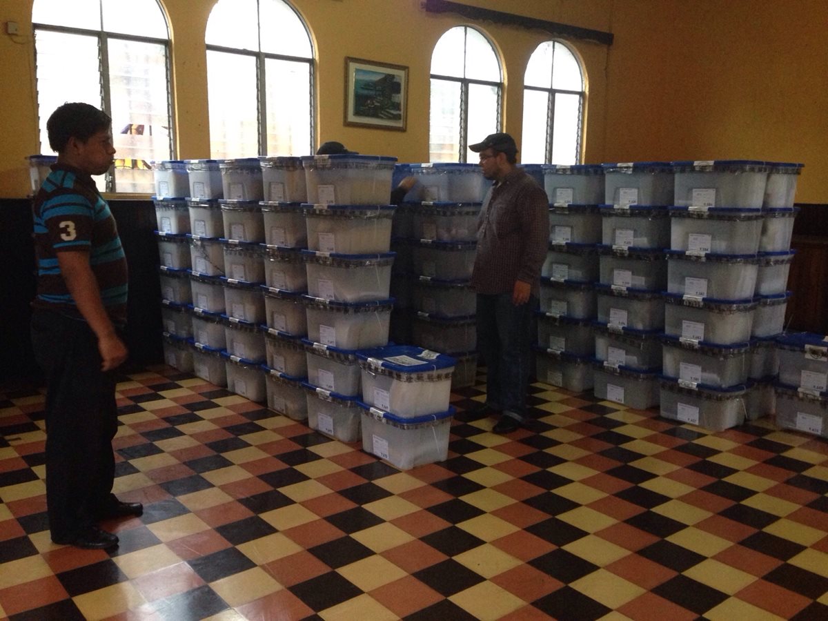 Cajas con papeletas son entregadas a la JED de Mazatenango. (Foto Prensa Libre: Melvin Popá)