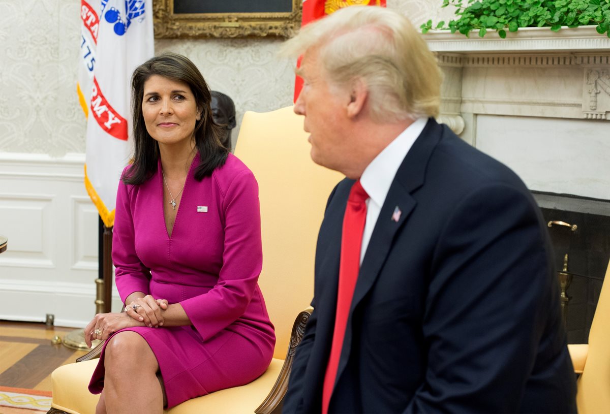 Nikki Haley conversa con el presidente estadounidense, Donald Trump, en la Casa Blanca, donde minutos después se conoció su renuncia. (Foto Prensa Libre: EFE)