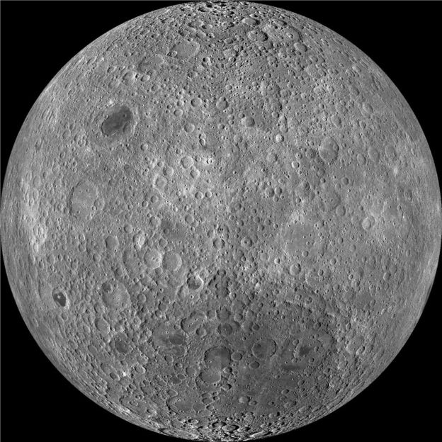 El lado lejano de la Luna tiene una corteza más gruesa y muchos más cráteres que su cara más conocida. NASA