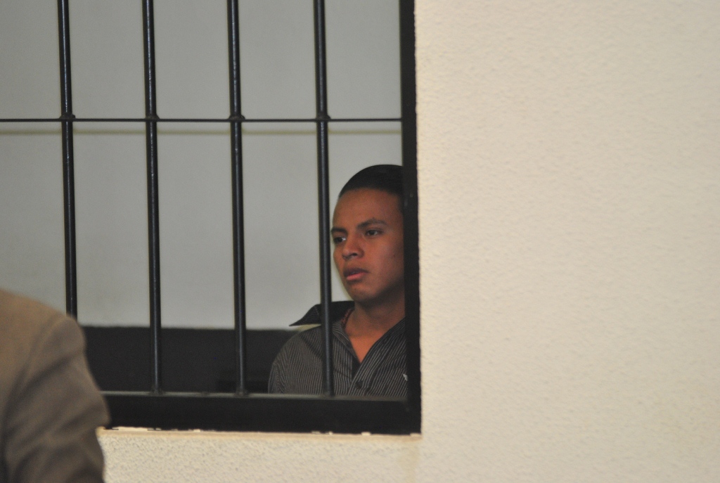 Kener David Ralda escucha la decisión del tribunal de Quetzaltenango. (Foto Prensa Libre: María José Longo)