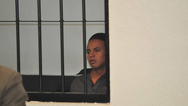 Kener David Ralda escucha la decisión del tribunal de Quetzaltenango. (Foto Prensa Libre: María José Longo)