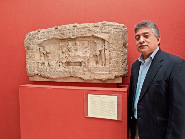Héctor Escobedo ha dedicado su trabajo a revelar detalles en las estelas mayas. (Foto Prensa Libre: Ángel Elías)
