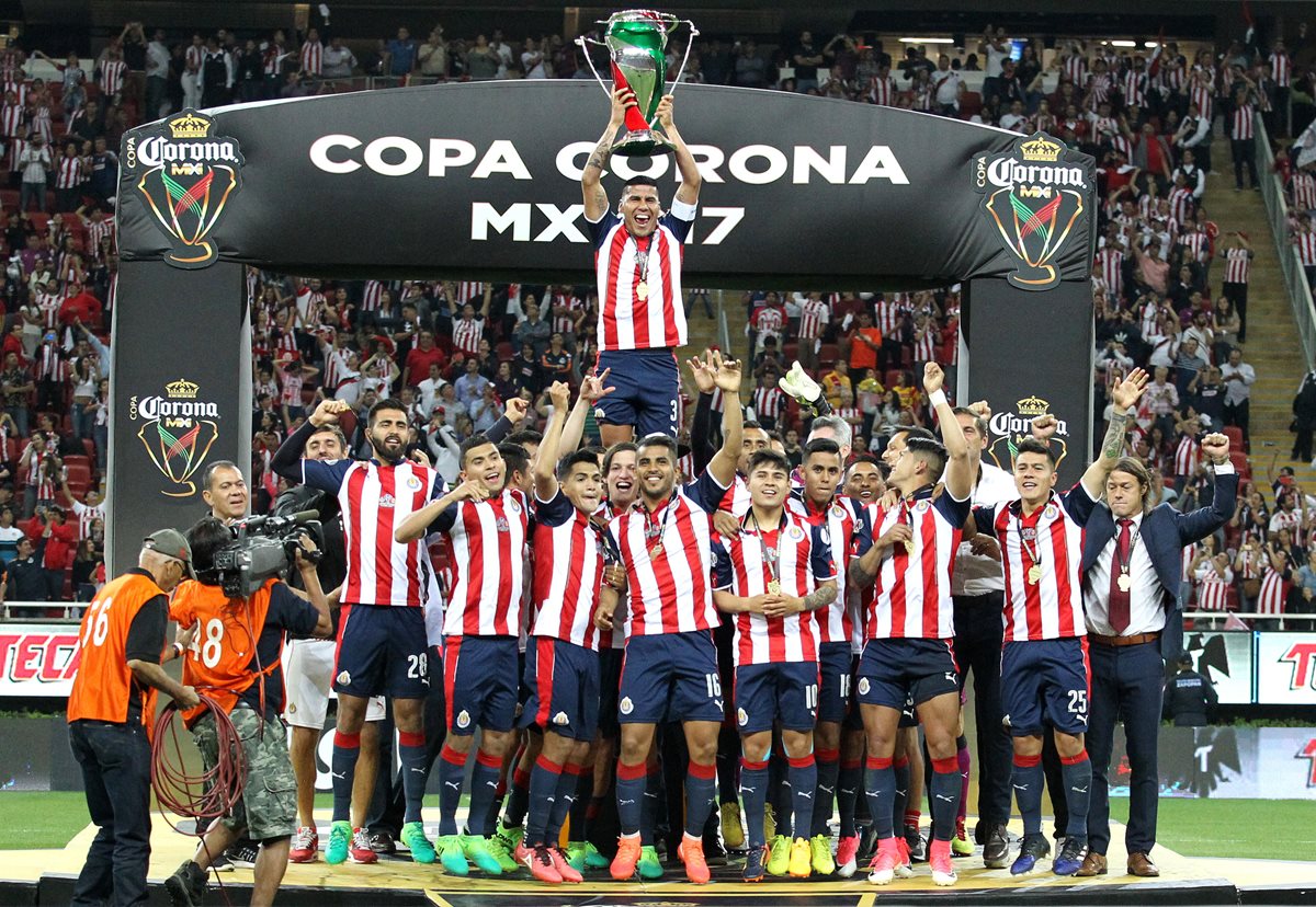 Así festejaron los jugadores de las Chivas el título conseguido anoche. (Foto Prensa Libre: EFE)
