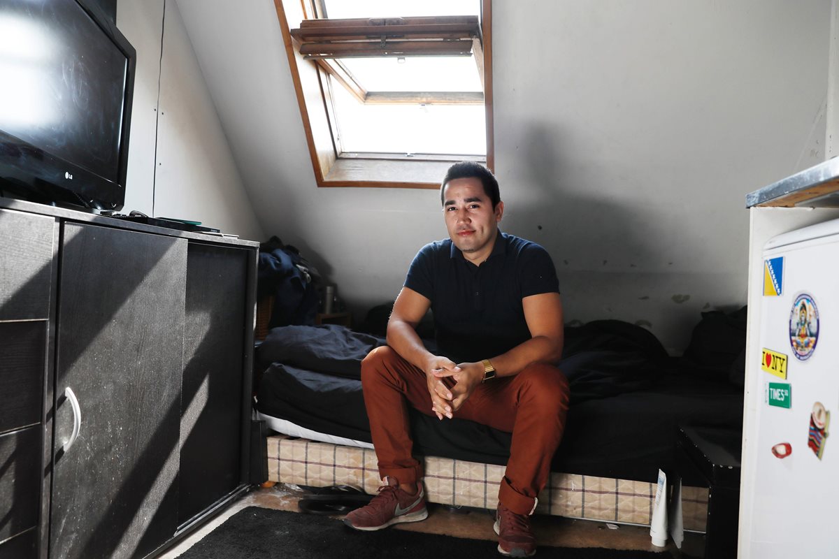 El mexicano Iván López muestra la pequeña habitación en la que se ve obligado a vivir en París, Francia. (Foto Prensa Libre: AFP).
