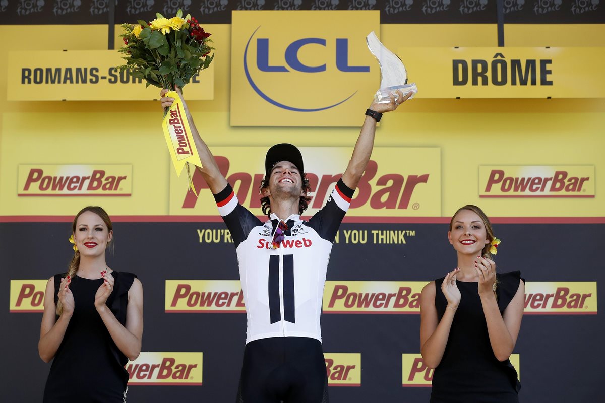 El ciclista australiano Michael Matthews, celebra su victoria en el podio tras la decimosexta etapa del Tour de Francia. (Foto Prensa Libre: EFE)